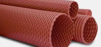 Tres tubos de plástico rojos están apilados uno encima del otro sobre una superficie blanca.