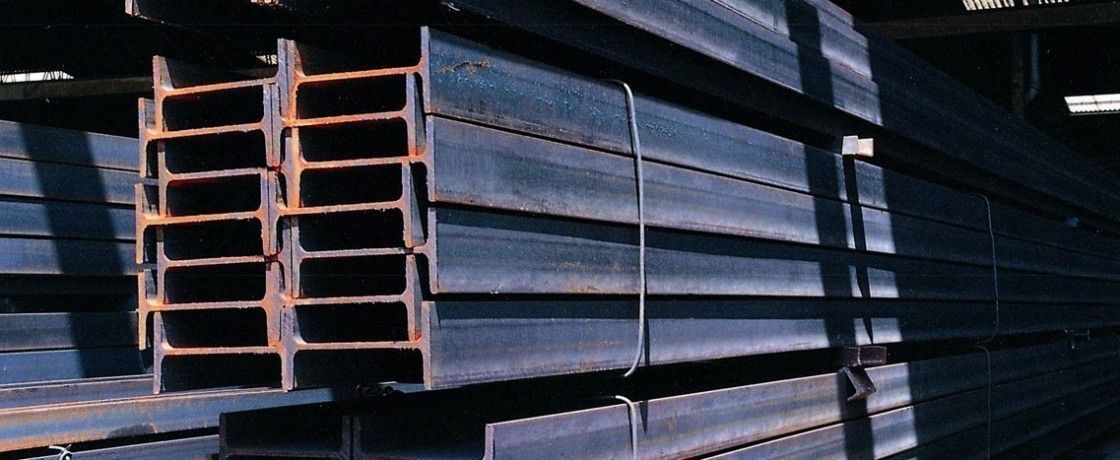 Una pila de vigas de acero colocadas una encima de otra en un almacén.