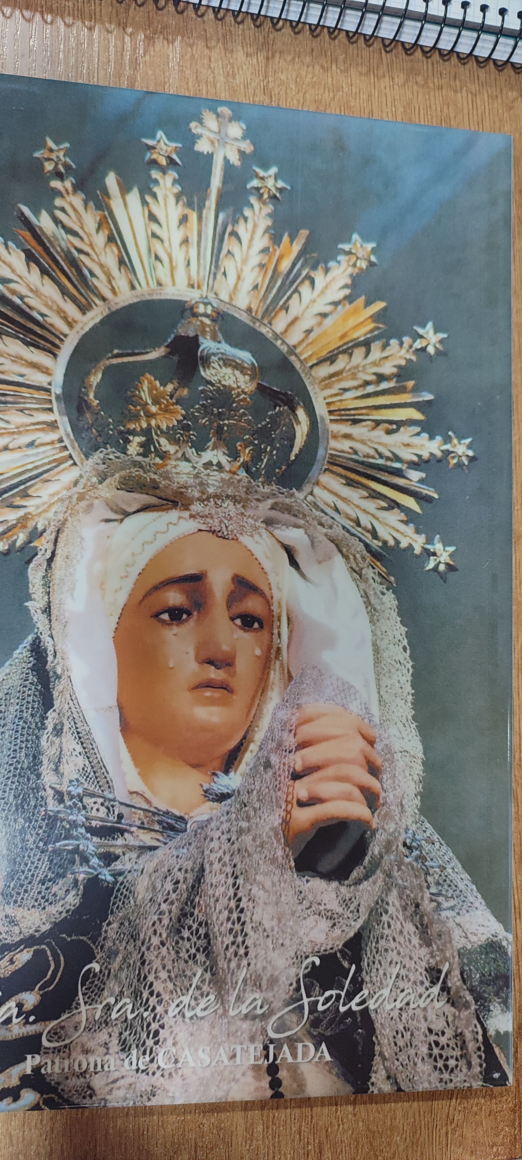 Una imagen de una estatua de una mujer con una corona en la cabeza.
