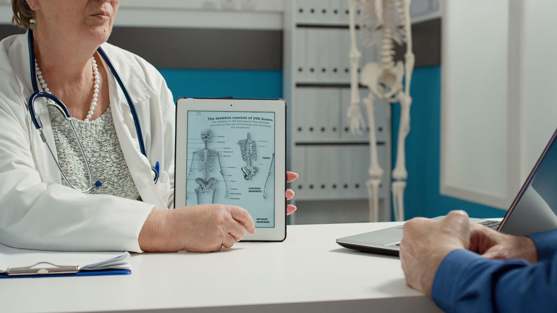 Docteur en train de conseiller avec une tablette