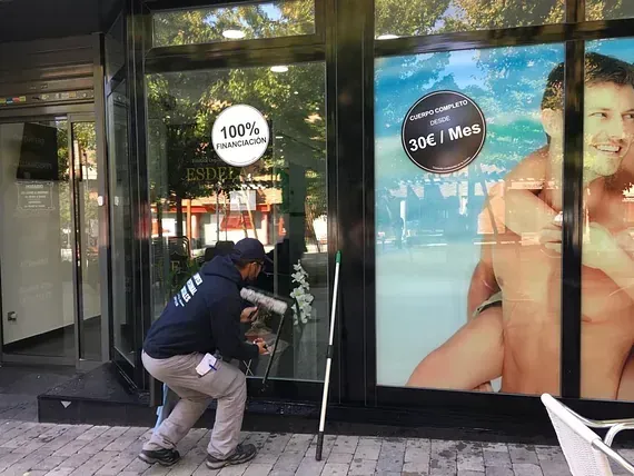 Un hombre está trabajando en una ventana con una imagen de un hombre y una mujer.