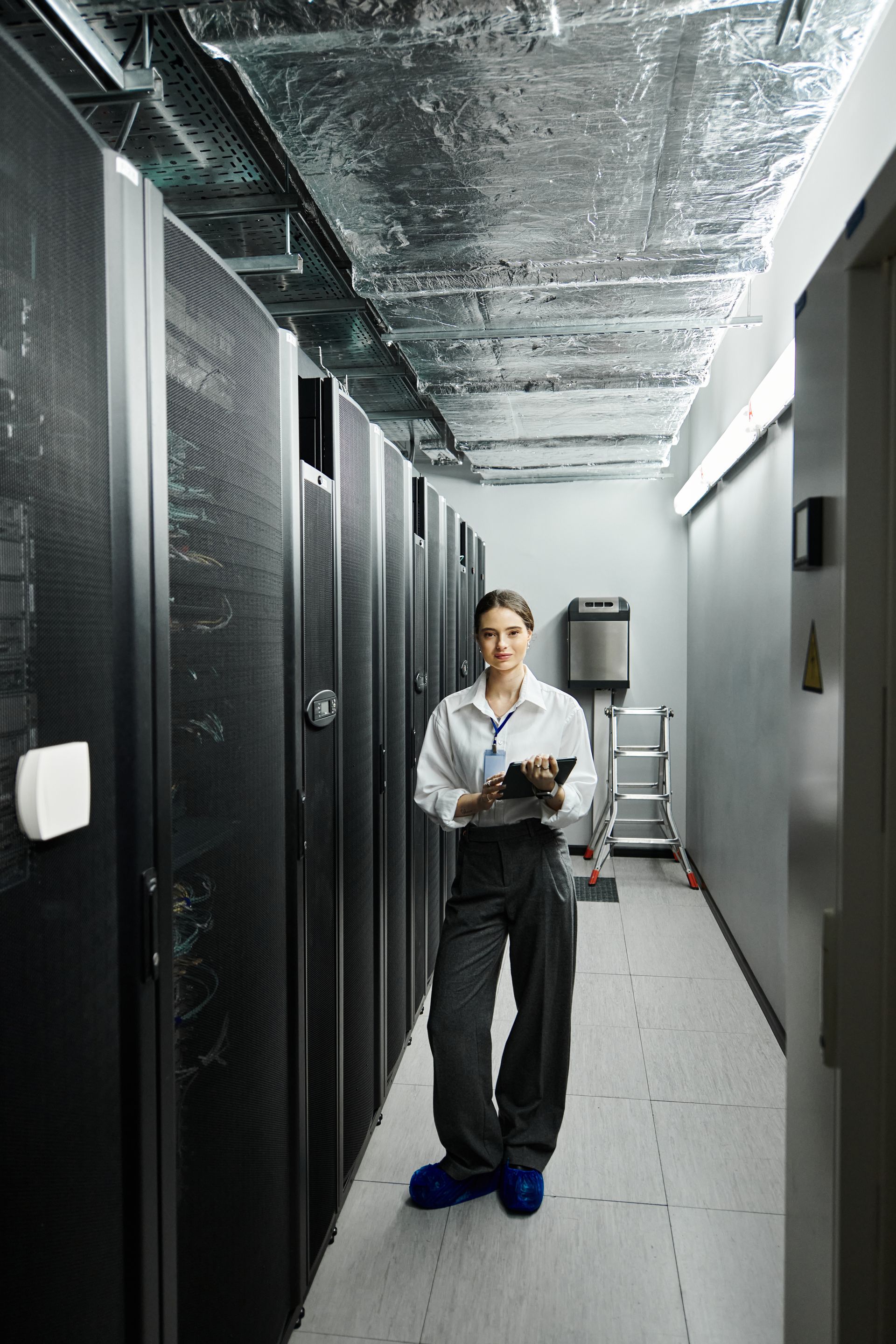 Une employée réalise la maintenance préventive du système informatique