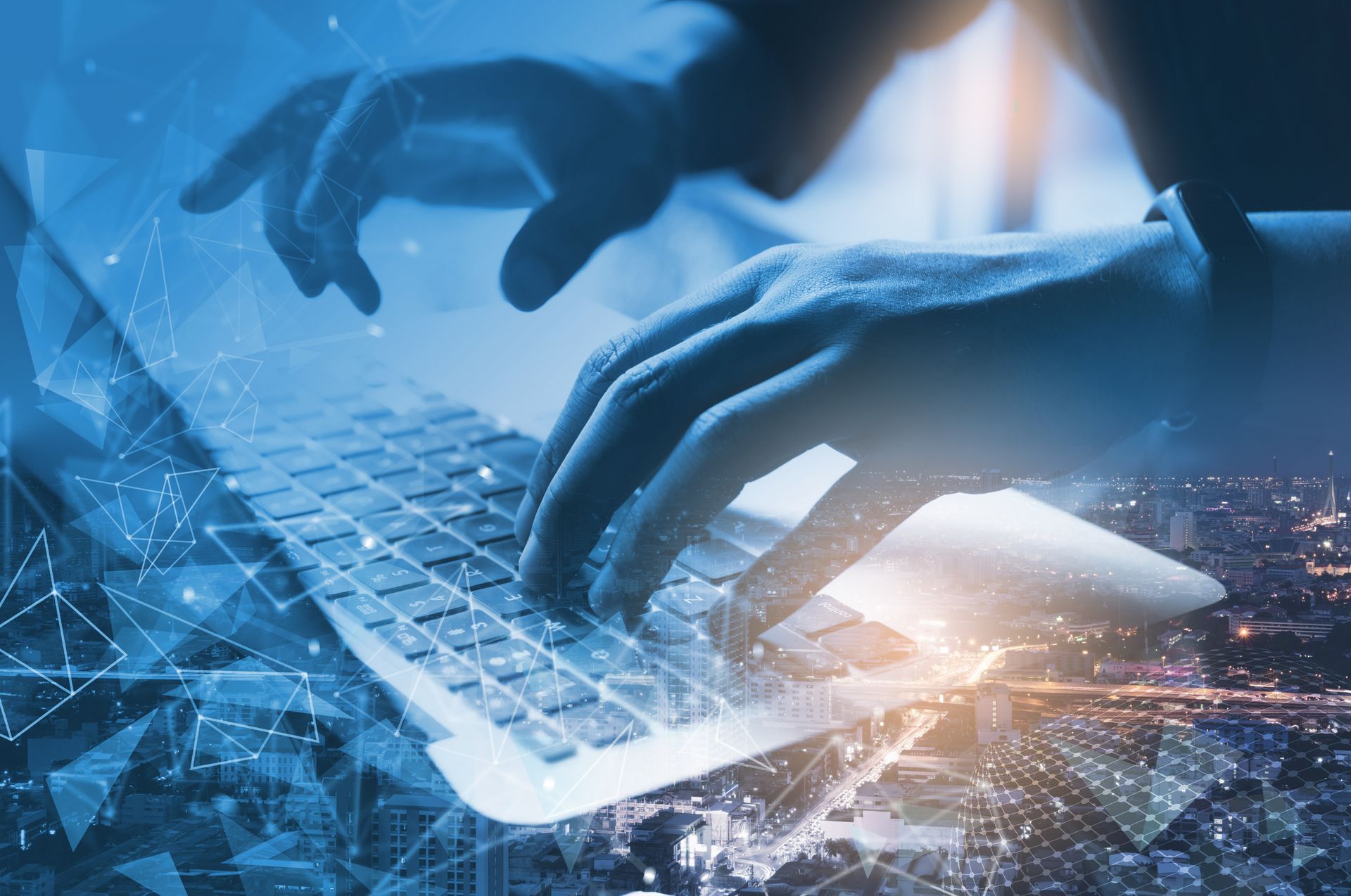 Des mains sur un clavier pour la gestion d'un projet informatique