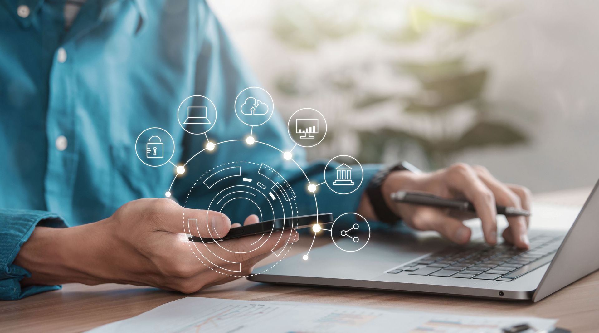 Un informaticien sur le clavier de son PC