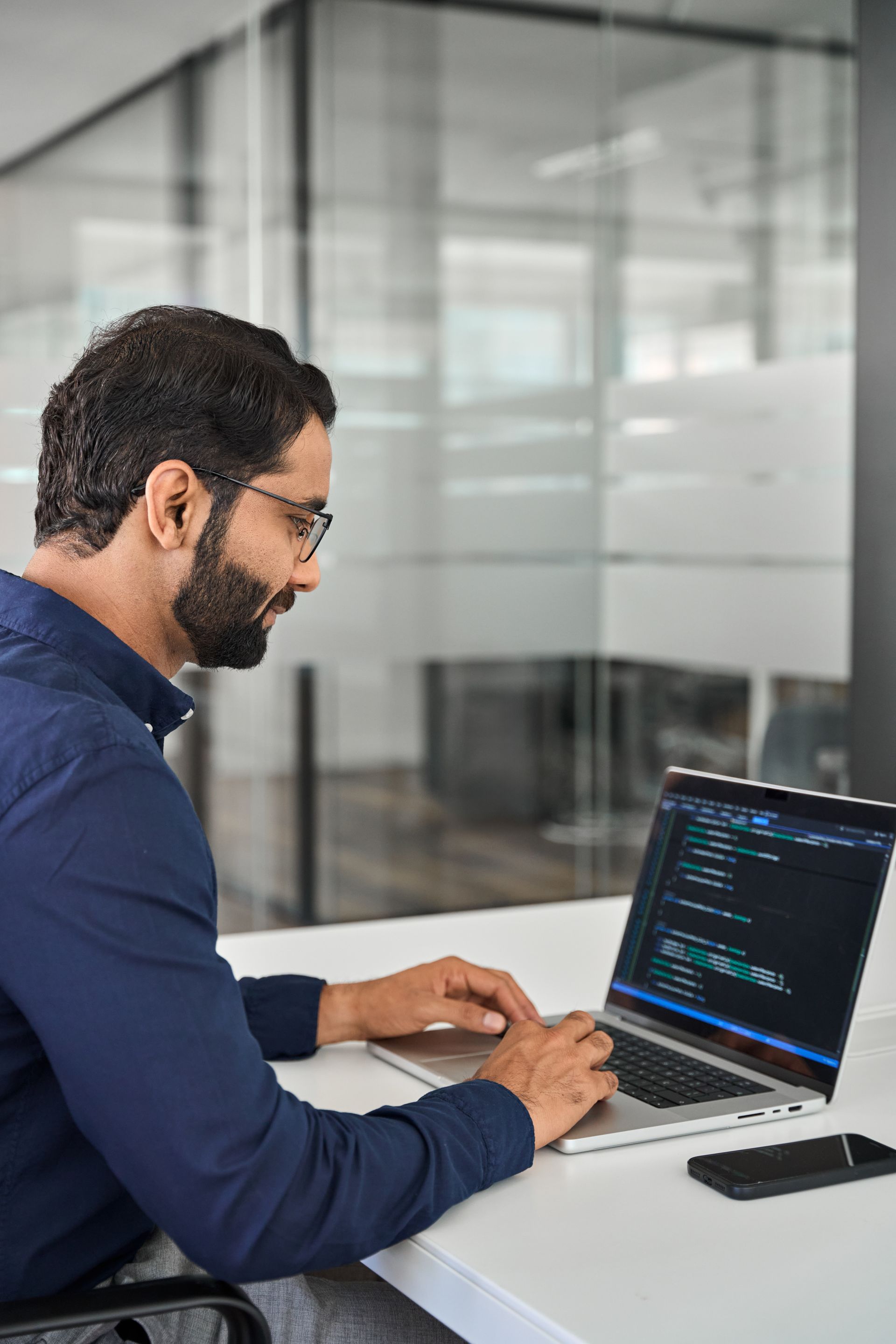 Un monsieur devant son ordinateur : des conseils en informatique