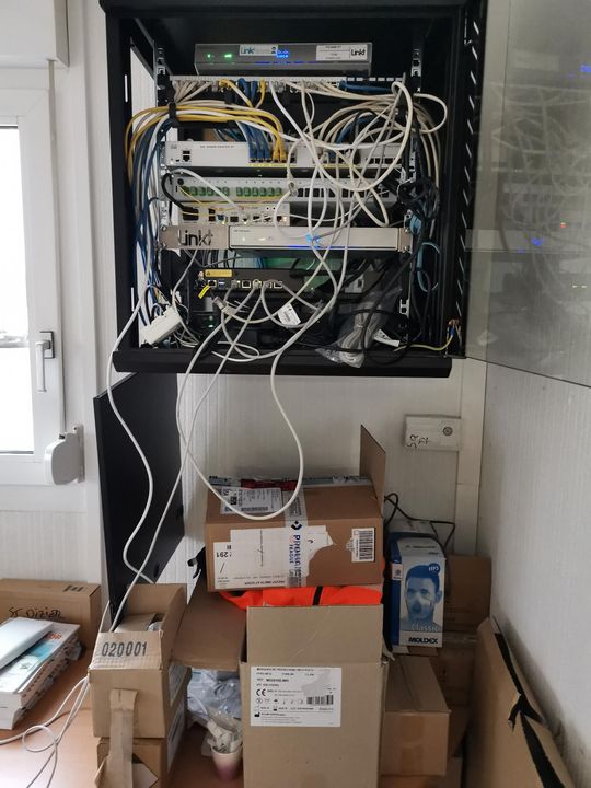 Une armoire informatique