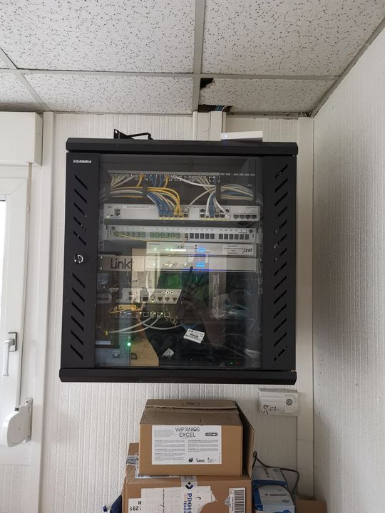 Une armoire informatique fermée