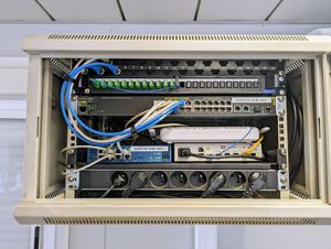 Une petite baie informatique : une structure métallique