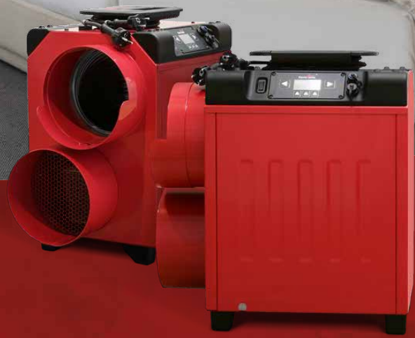 Deux déshumidificateurs industriels rouges avec des panneaux de commande noirs sont posés sur un sol rouge.