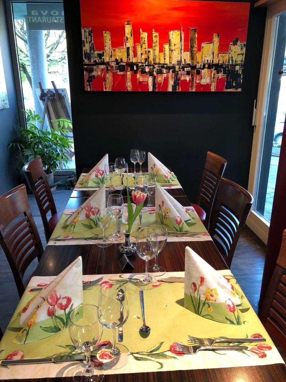 Ein Esstisch mit einem Gemälde an der Wand darüber