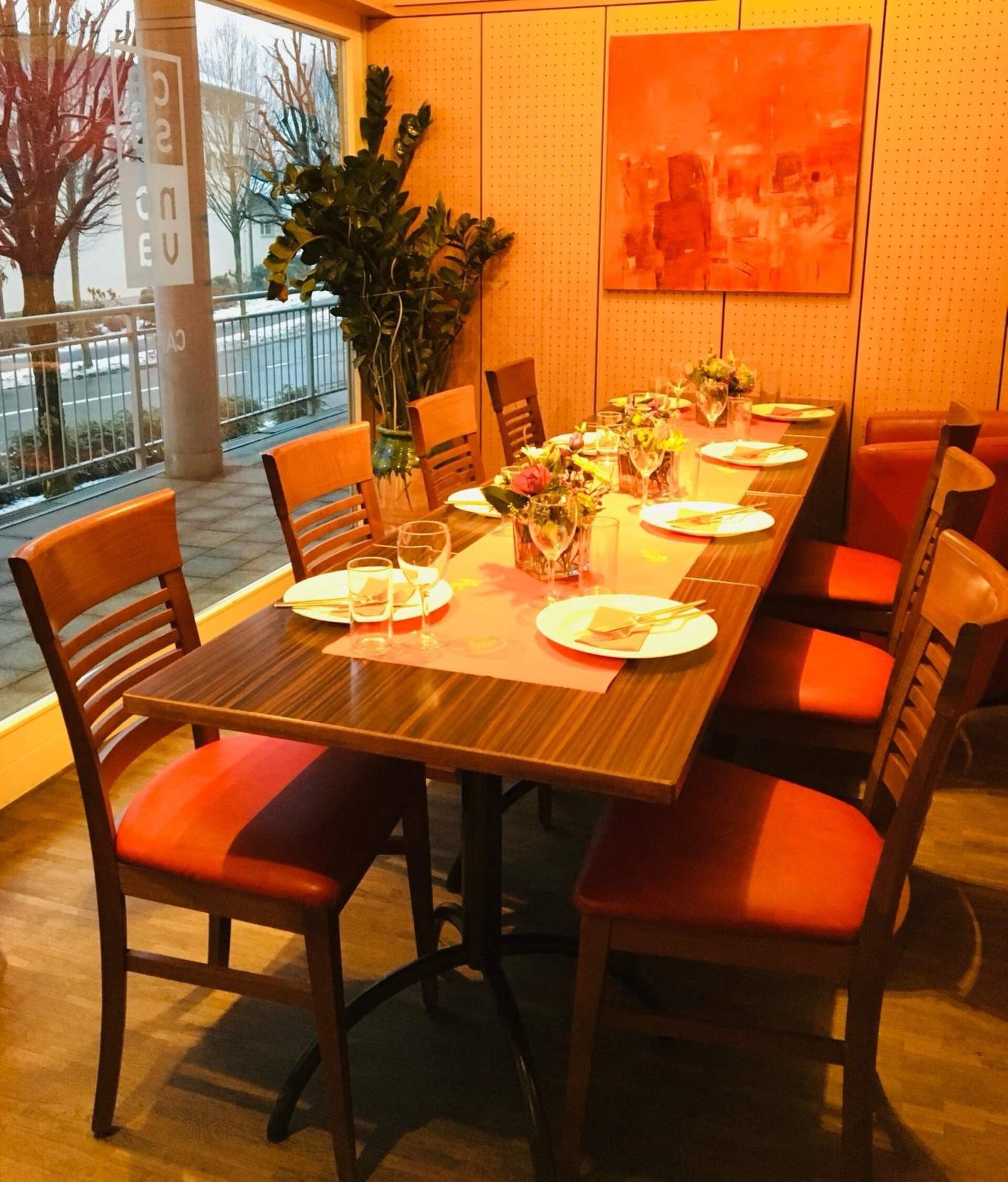 Ein Esstisch mit Tellern und Gläsern darauf