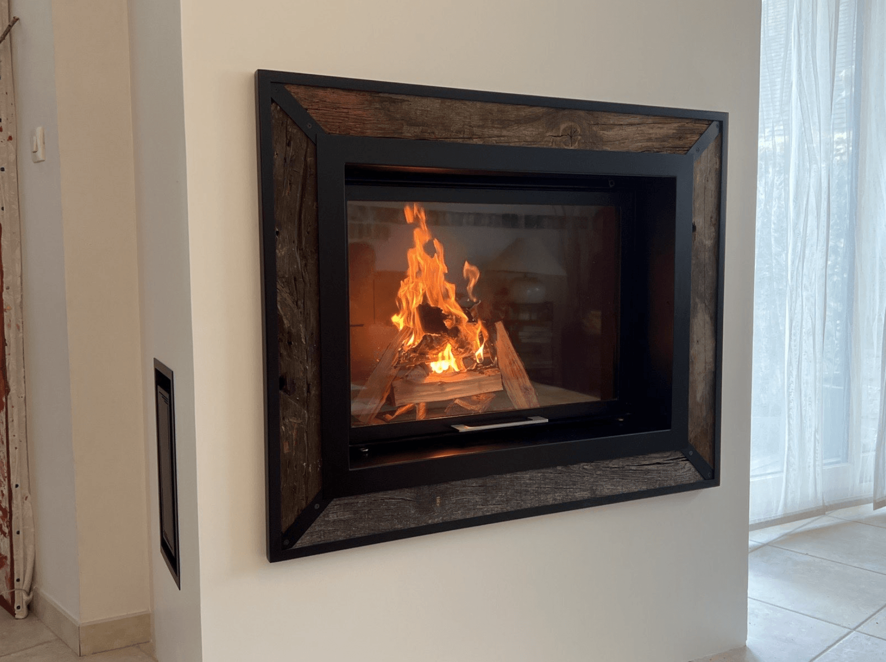 Cheminée à bois encastrée