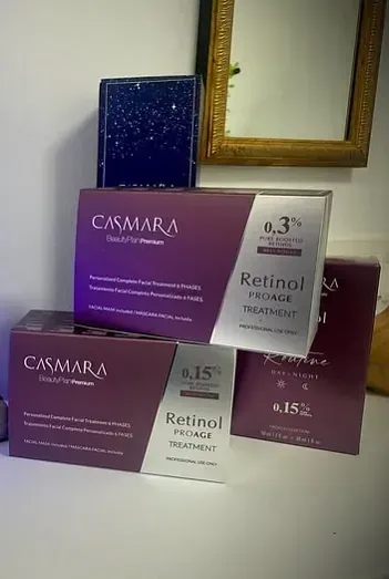 Tres cajas de cuidado de la piel con retinol Casmara apiladas, con diferentes porcentajes de retinol, en un diseño morado y plateado.