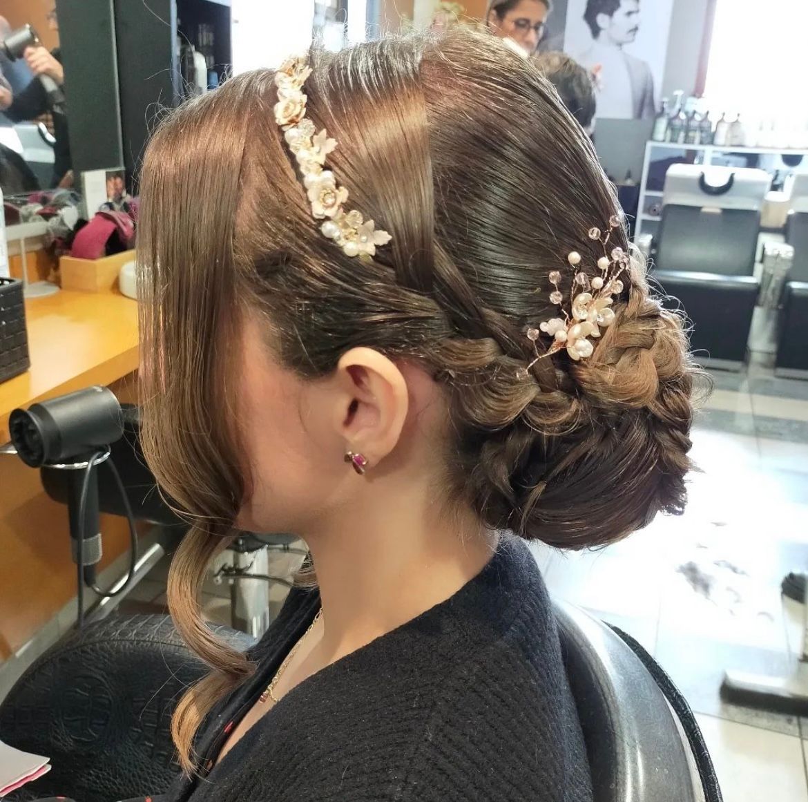 Coiffure de mariage avec un bandeau de fleurs