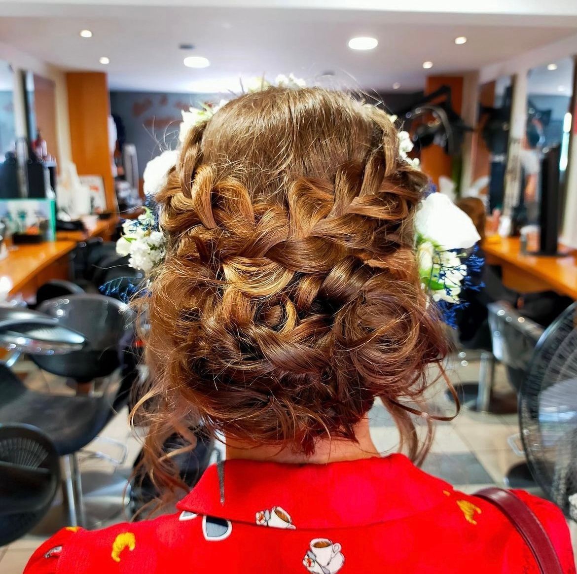 Chignon bouclé avec des fleurs