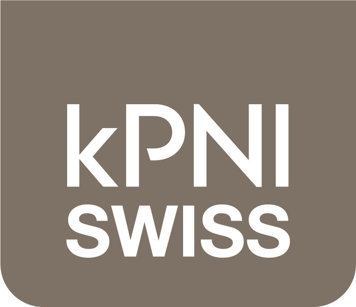 KPNI SWISS-Logo in Weiß auf taupefarbenem Hintergrund