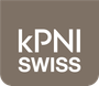 KPNI SWISS-Logo in Weiß auf taupefarbenem Hintergrund