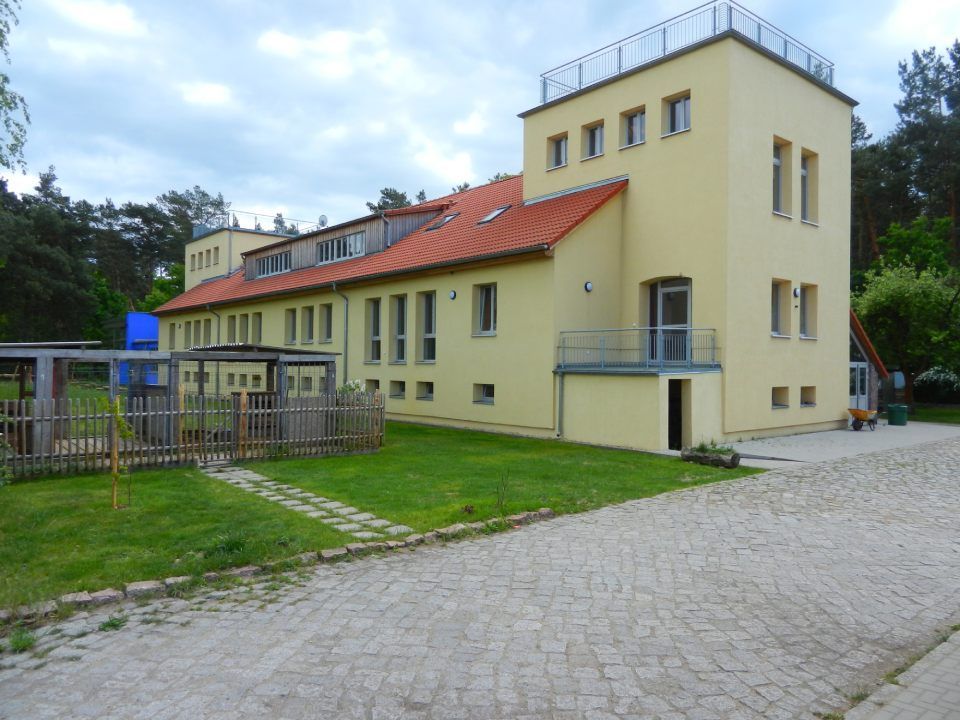 großes gelbes Gebäude
