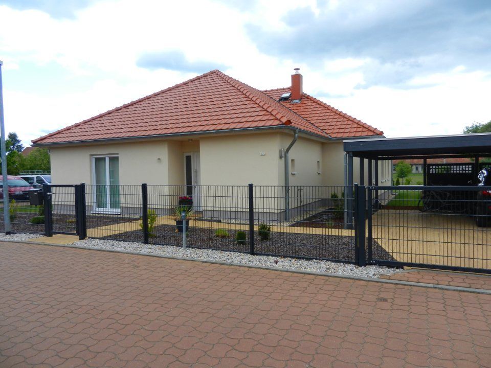 Einfamilienhäuser in verschiedenen Stilrichtungen von Flexibau Handwerksbetrieb