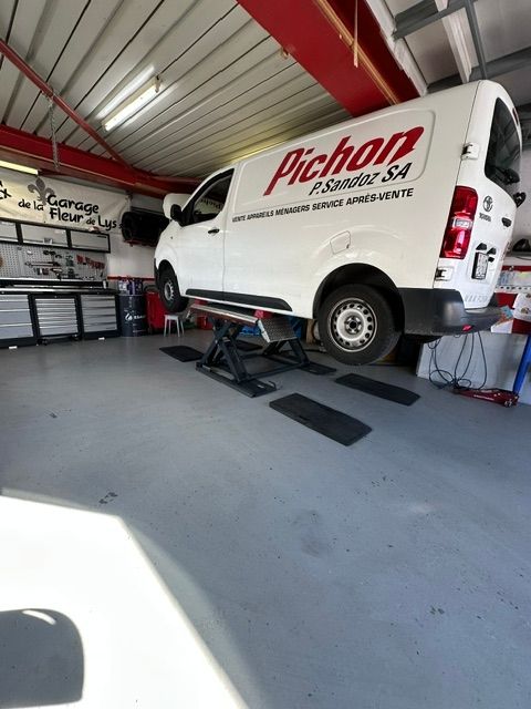 Une camionnette blanche.