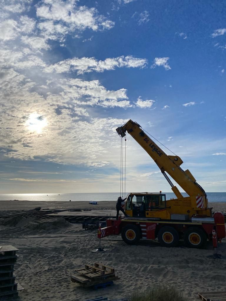 Grue de levage sur plage