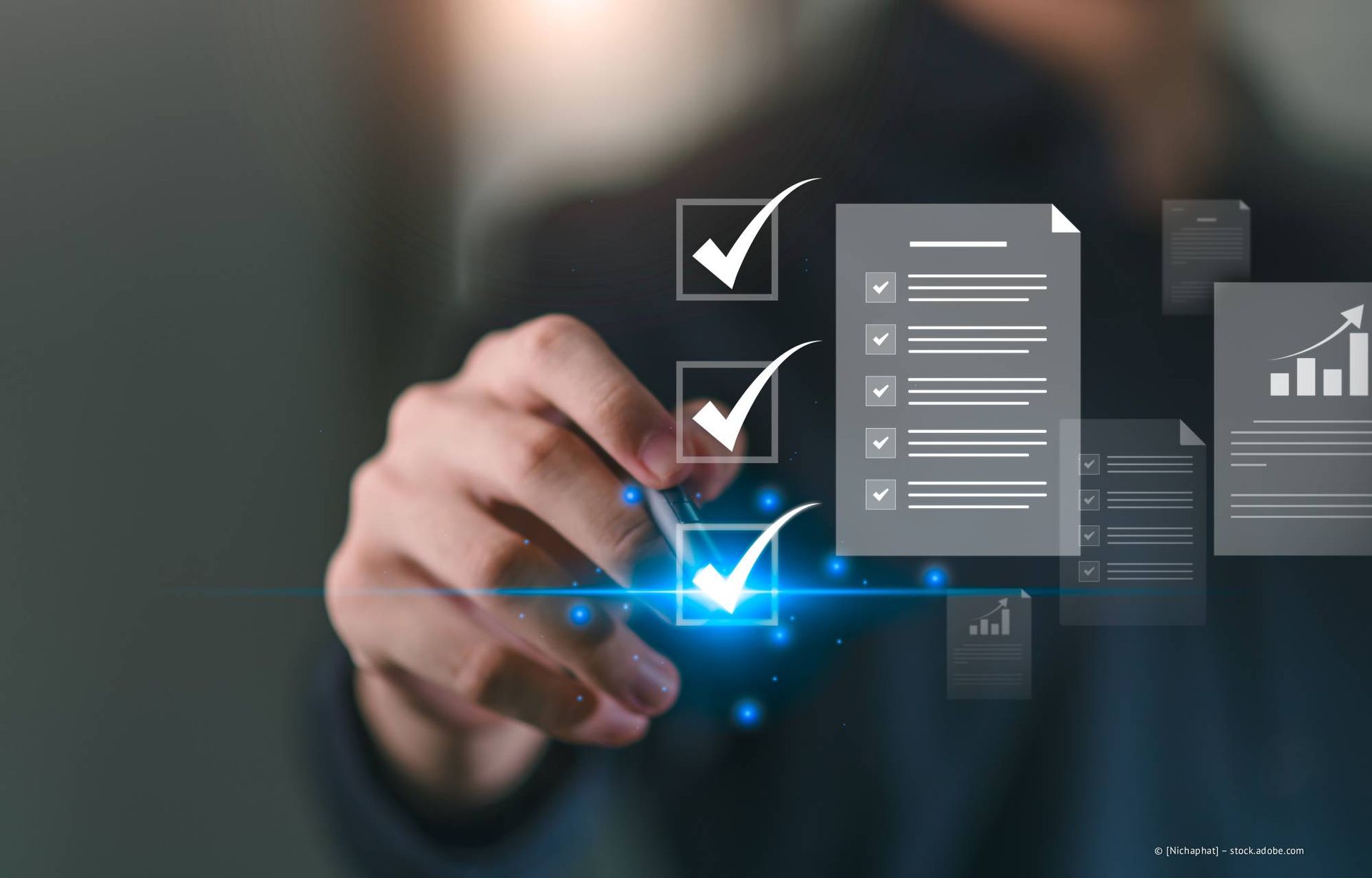 Person, die mit digitalen Checklisten und Diagrammen interagiert; blaues Leuchten.