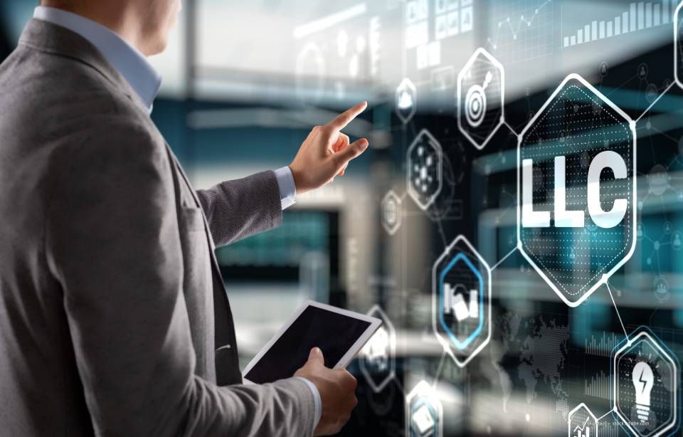 Geschäftsmann interagiert mit einer digitalen Benutzeroberfläche, die ein „LLC“-Symbol enthält.