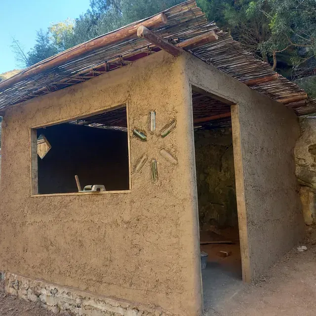 Un pequeño edificio con techo y ventana
