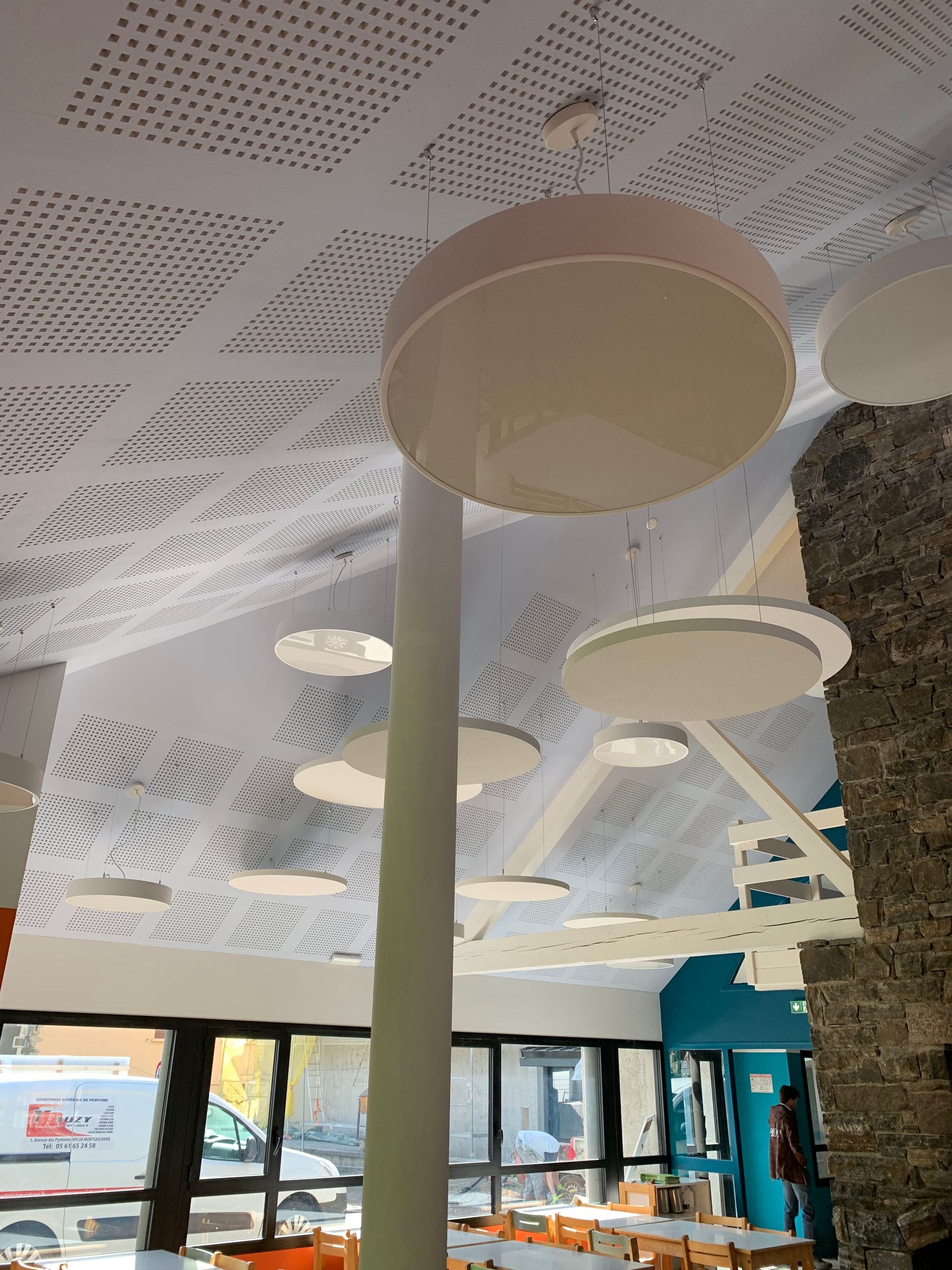Plafond d'un restaurant scolaire