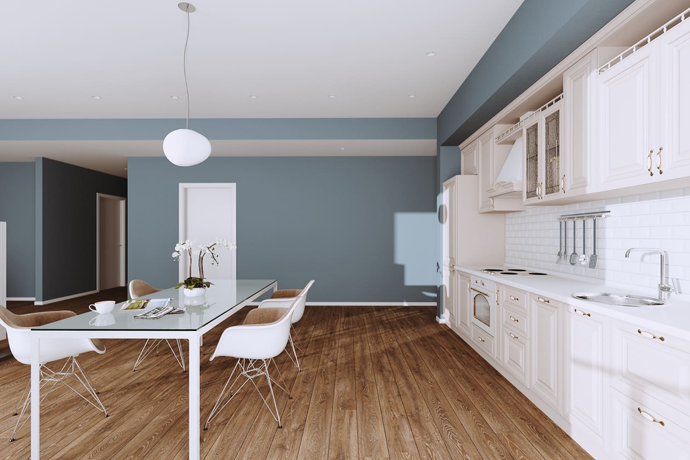 Una cocina con una mesa de comedor y sillas.