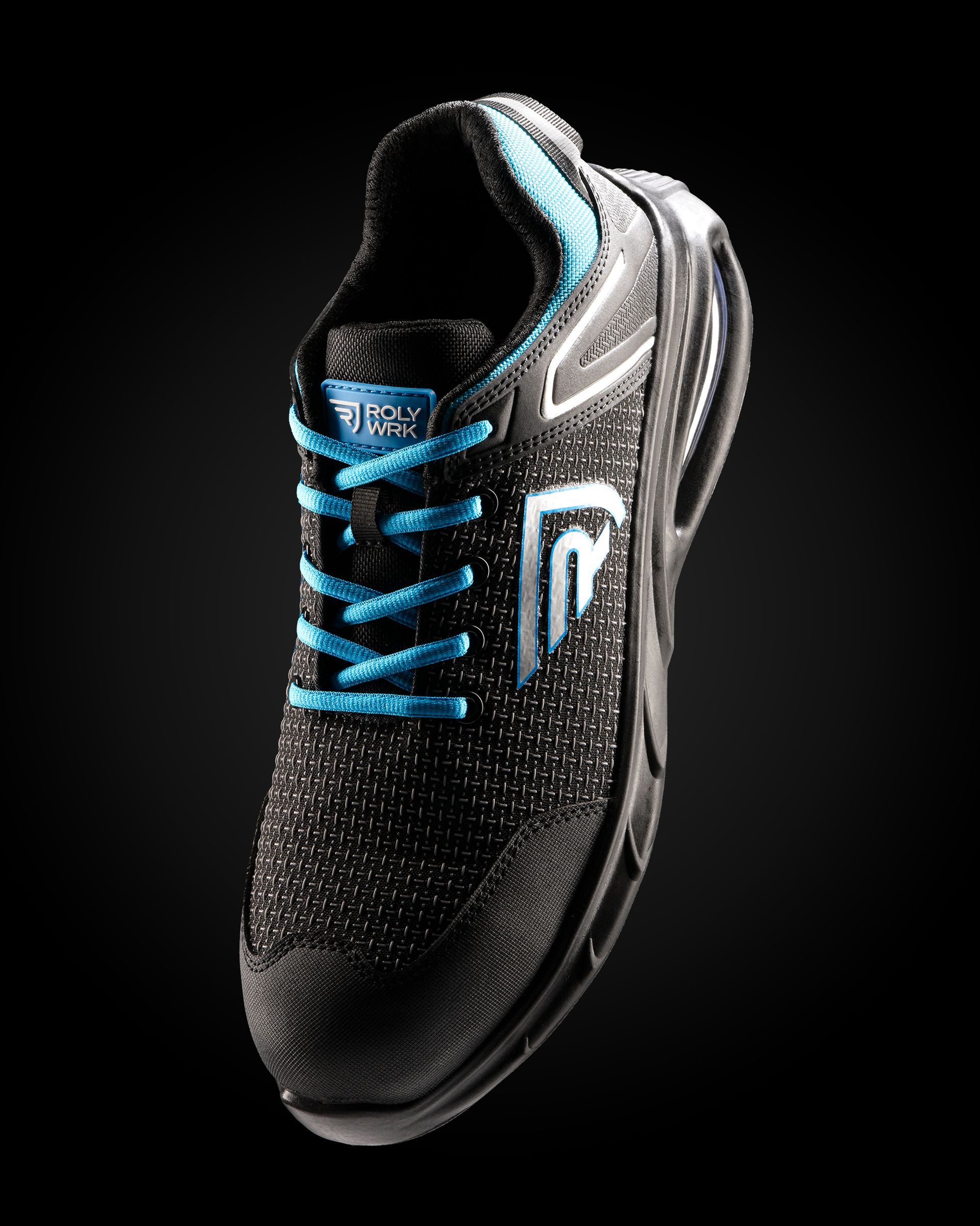 Un par de zapatillas negras y azules sobre un fondo negro.