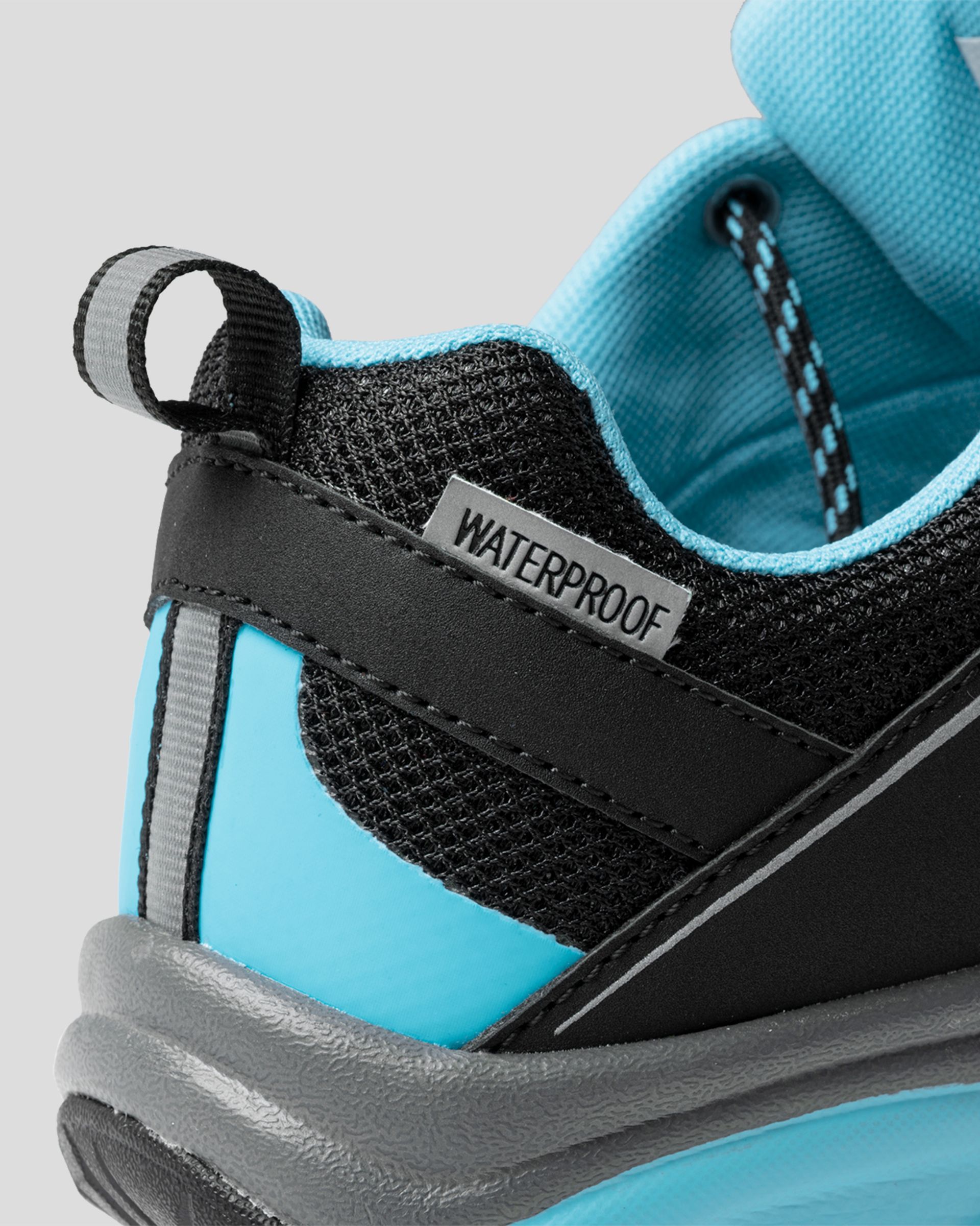 Un primer plano de un zapato impermeable negro y azul.