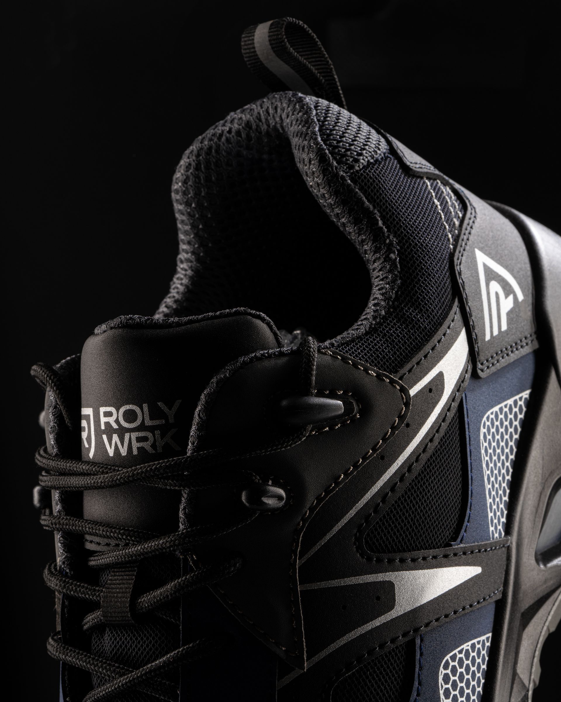 Un par de zapatos negros y azules con la palabra roly wr en el costado.