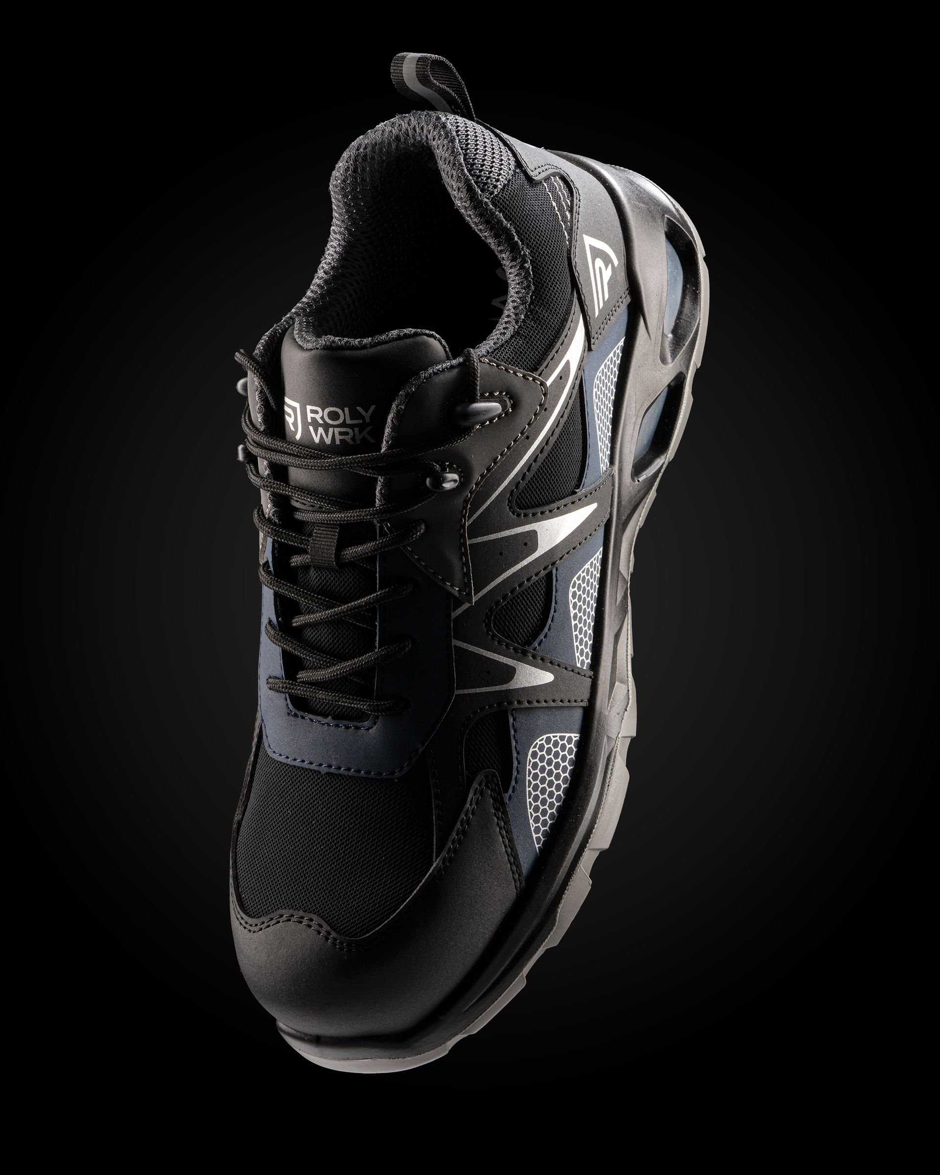 Un primer plano de un zapato negro sobre un fondo negro.