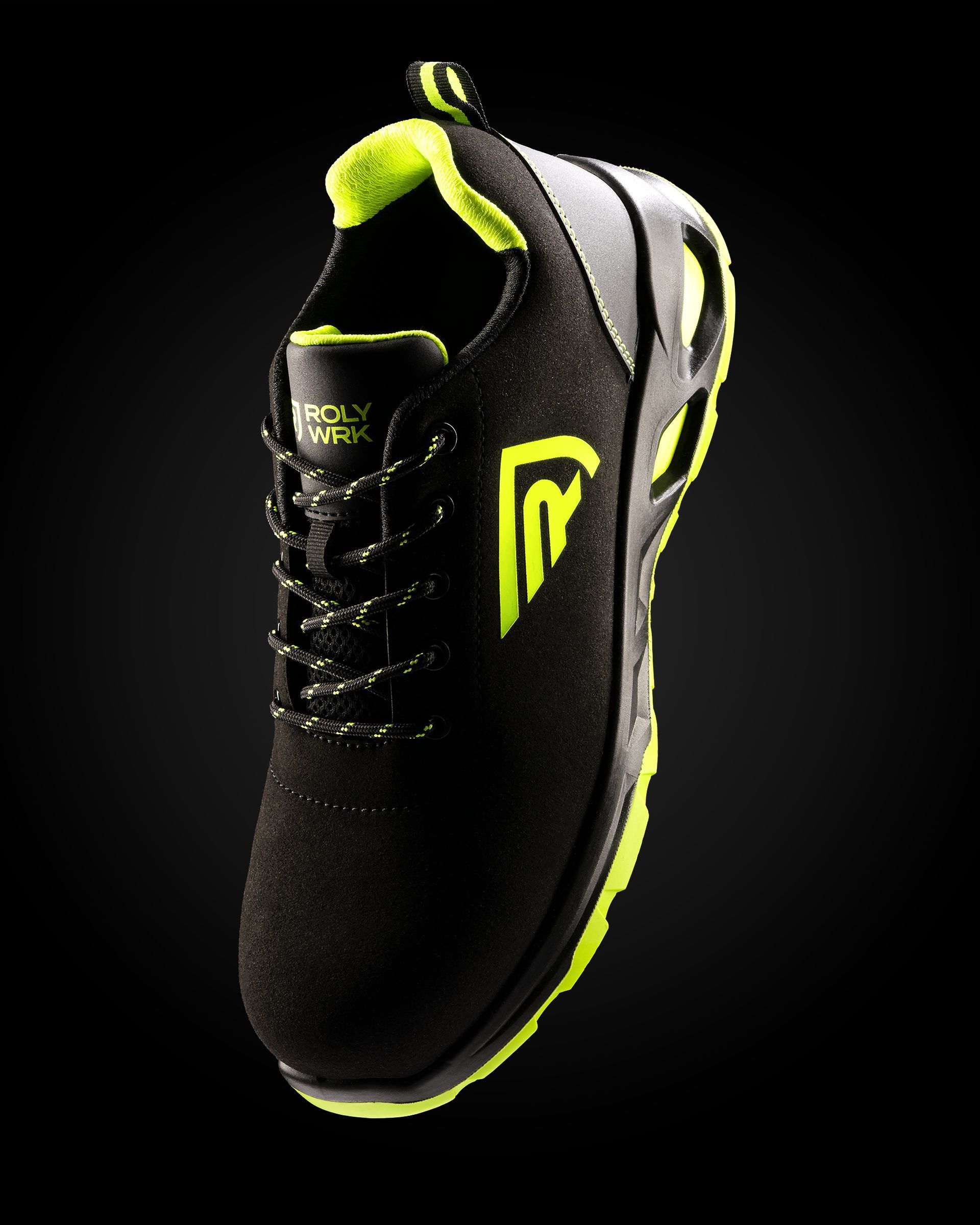 Un par de zapatos negros y amarillos con la letra p en el costado.