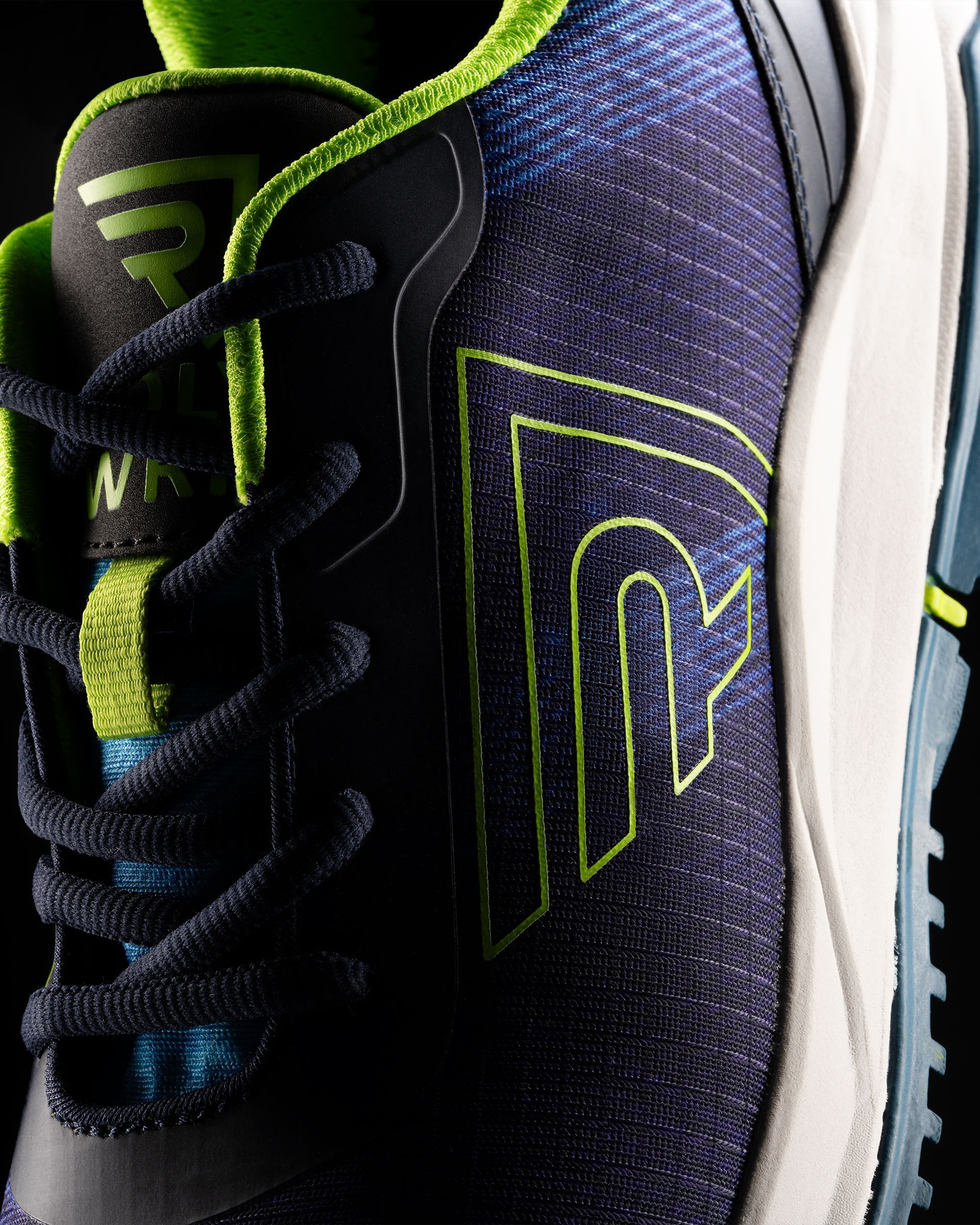 Un primer plano de un zapato con la letra r.