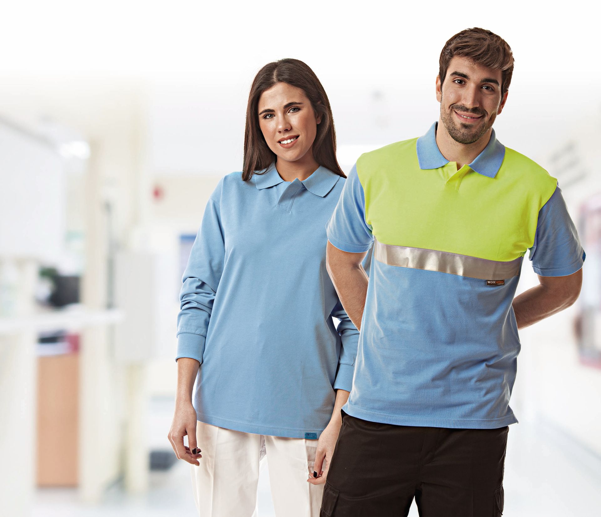 Un hombre y una mujer están parados uno al lado del otro en un pasillo.