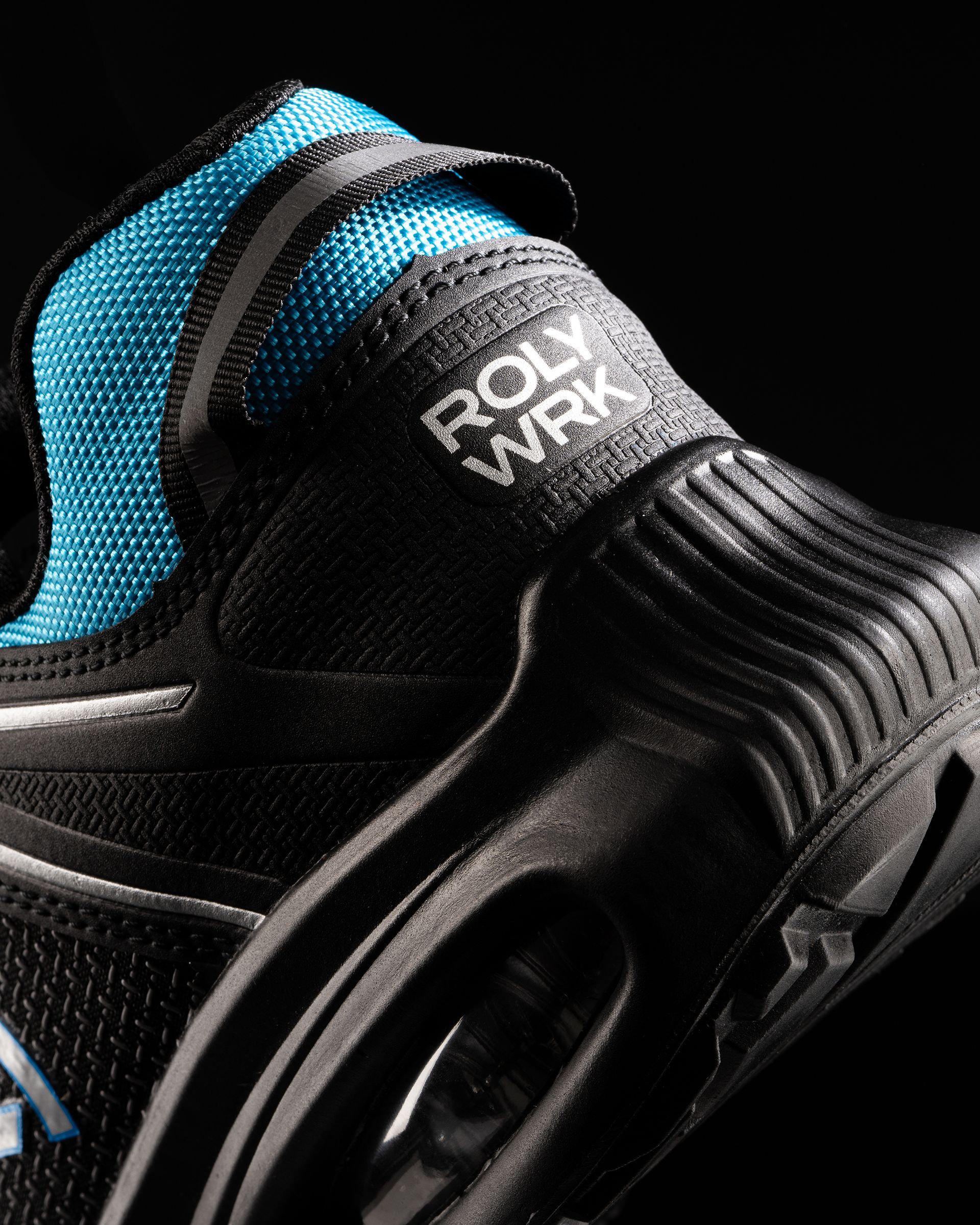 Un par de zapatos negros y azules que dicen roly wrk