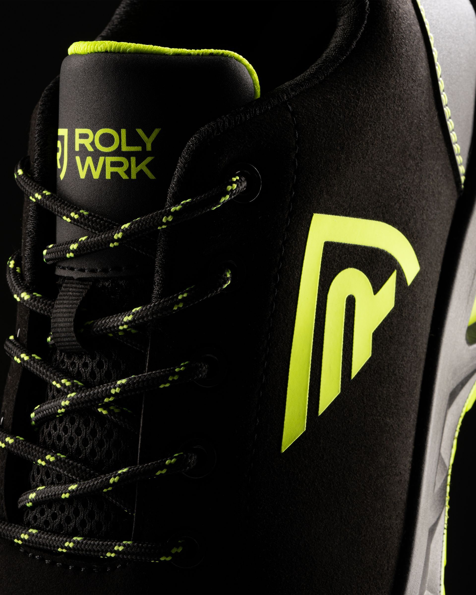 Un par de zapatos Roly Wrk negros y amarillos