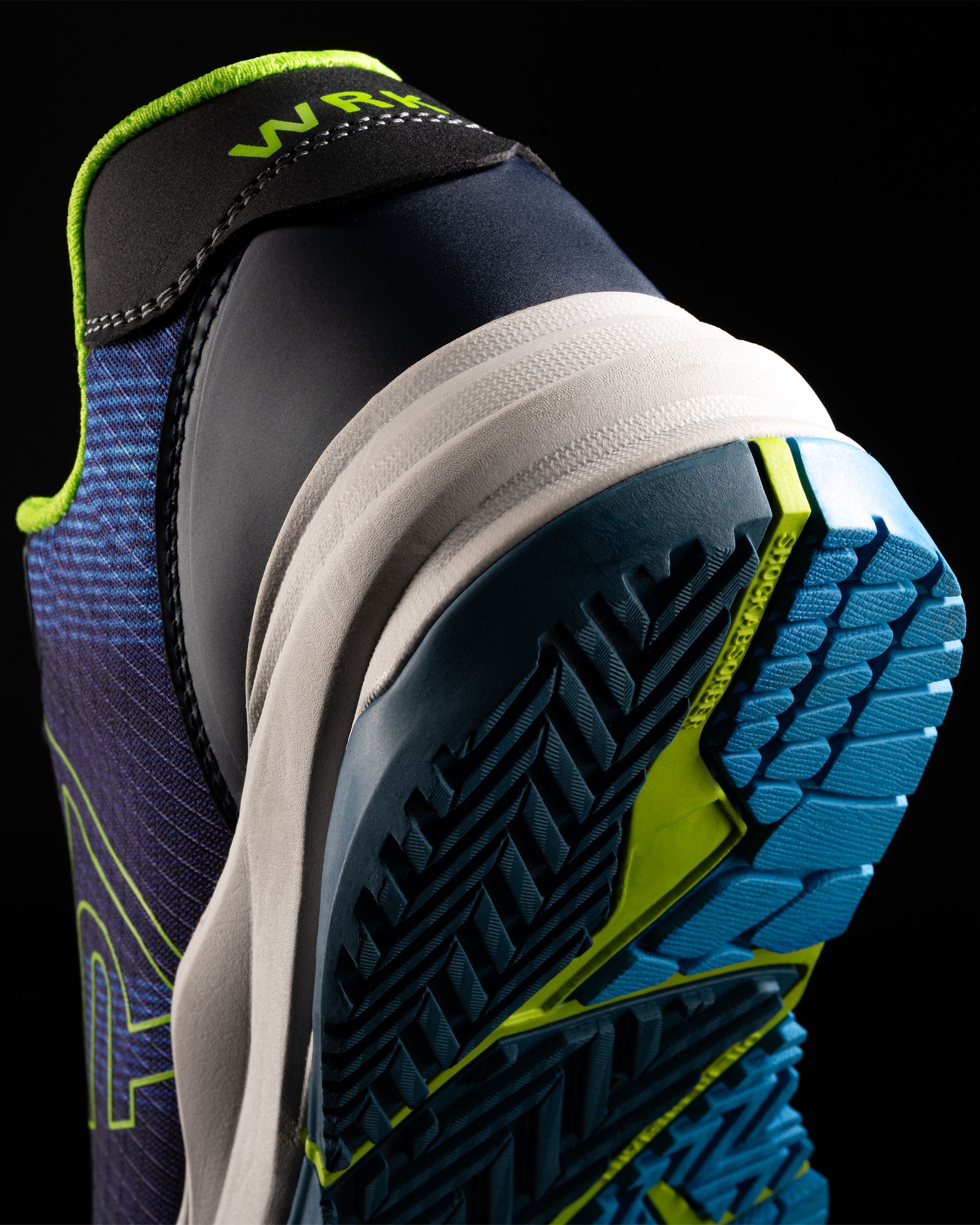 Un primer plano de un zapato con la palabra