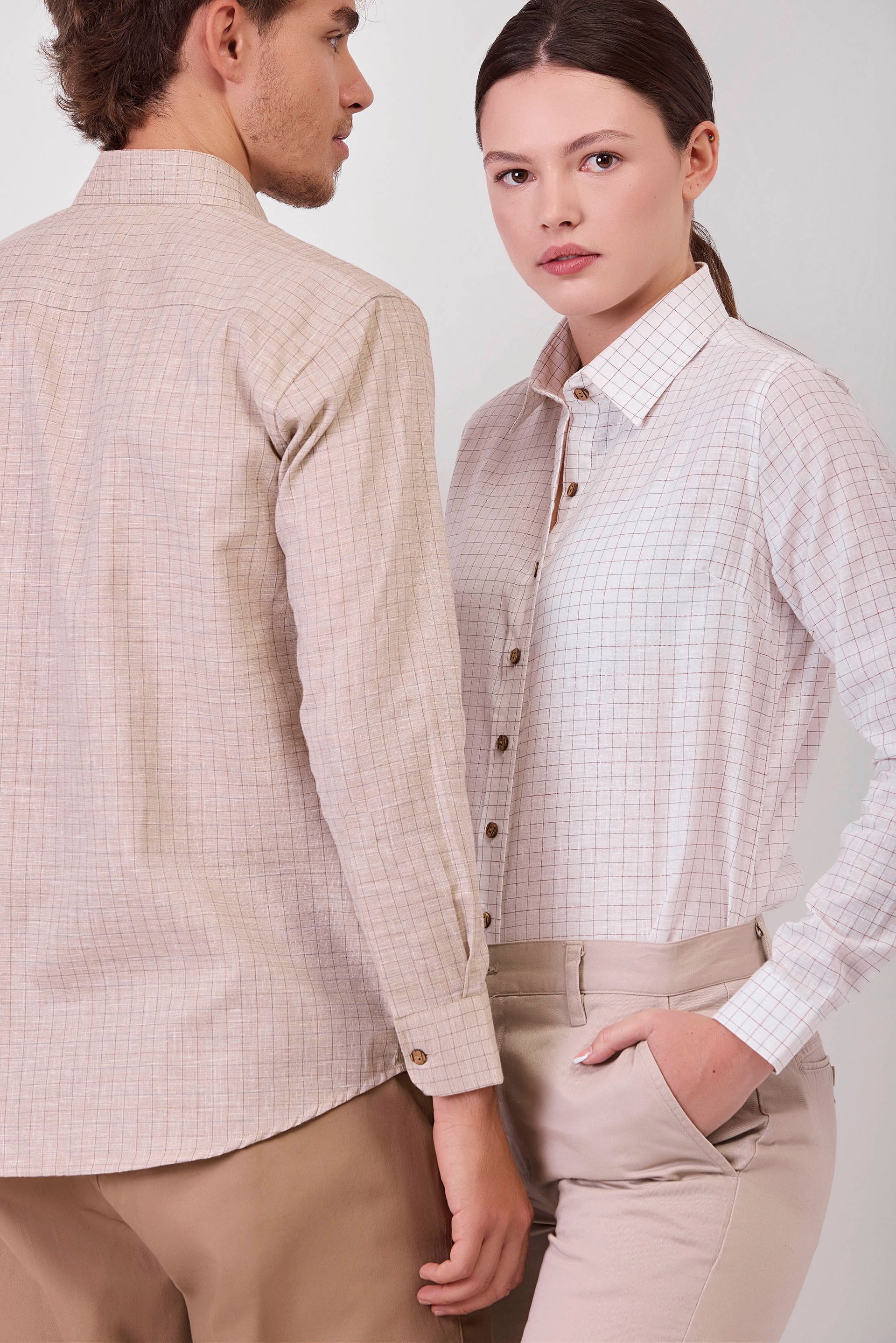 Un hombre y una mujer están parados uno al lado del otro vistiendo camisetas iguales.