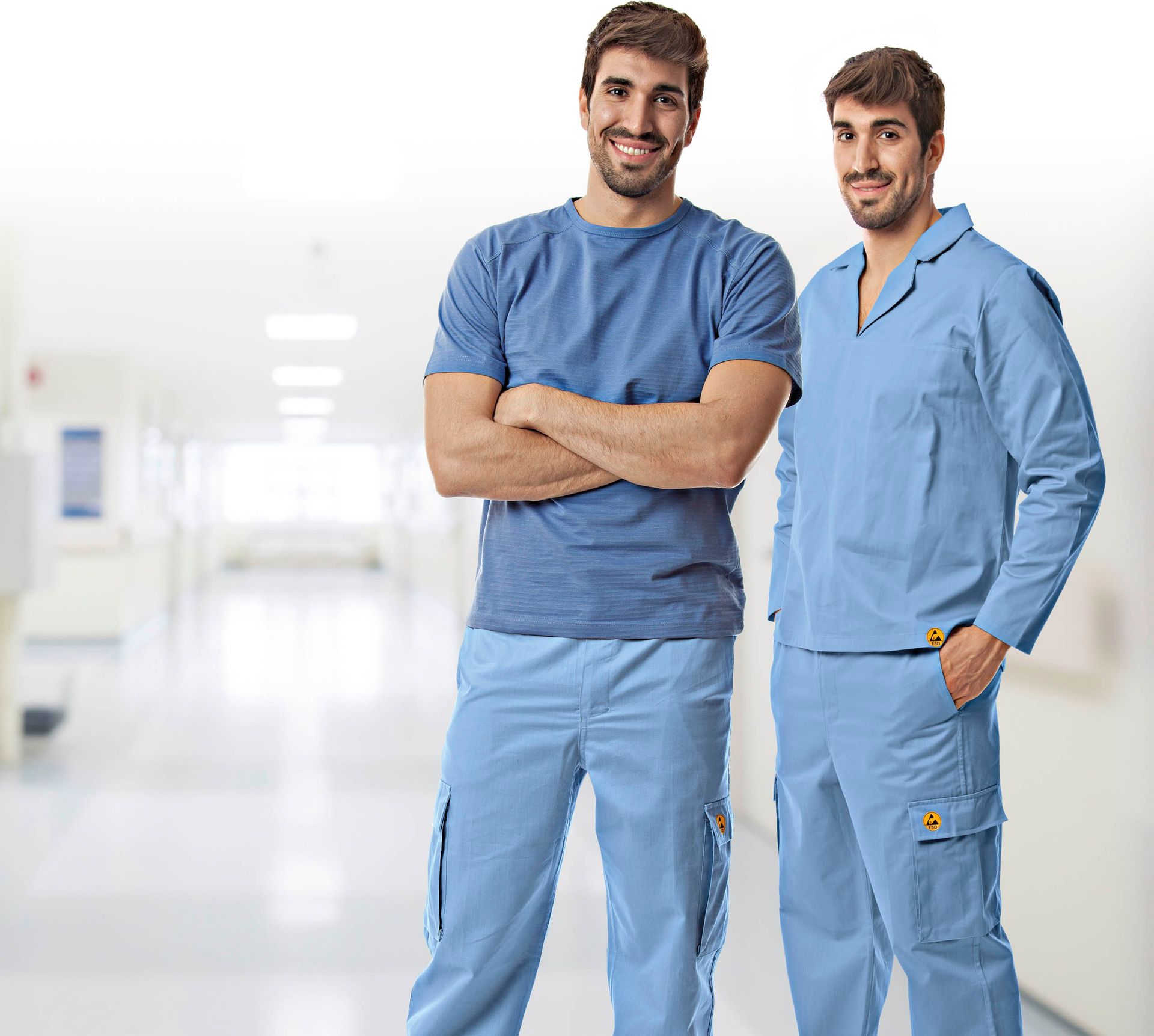 Dos hombres de pie uno al lado del otro con los brazos cruzados