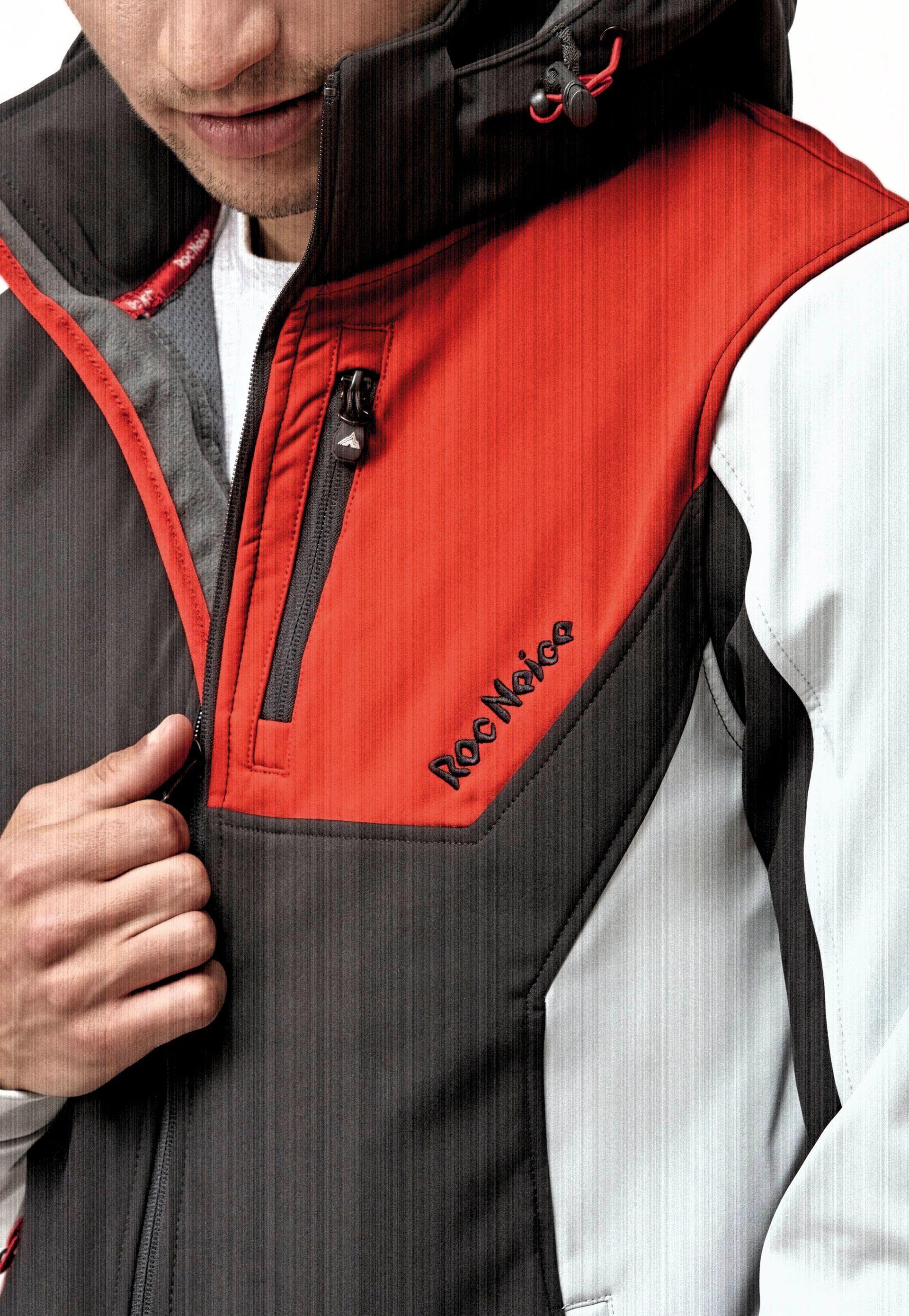 Un hombre lleva una chaqueta roja y negra con capucha.