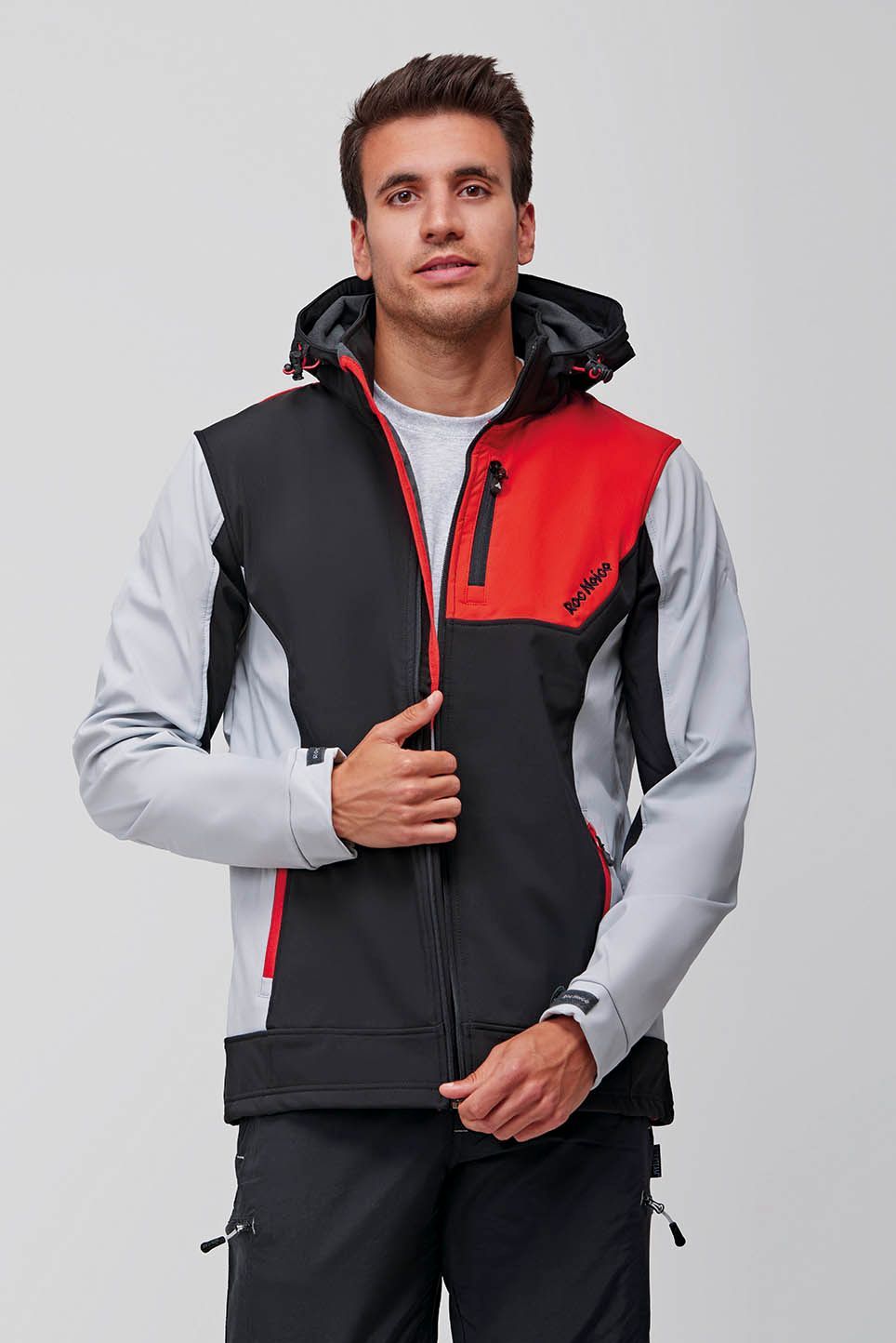 Un hombre que llevaba una chaqueta negra y roja con capucha.