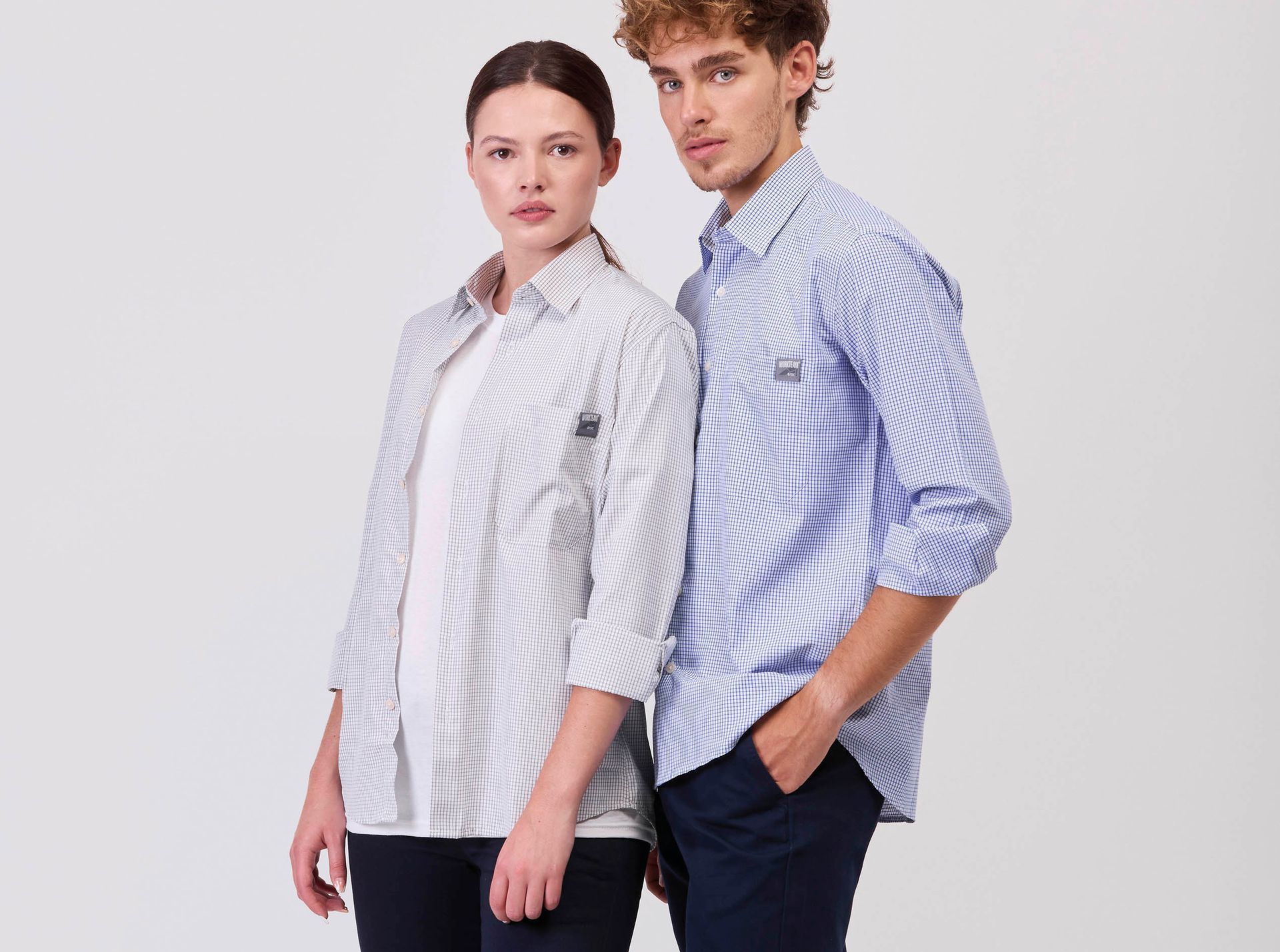 Un hombre y una mujer están parados uno al lado del otro vistiendo camisetas iguales.