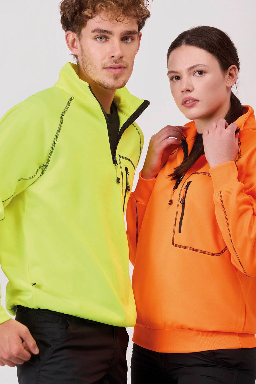 Un hombre y una mujer están parados uno al lado del otro vistiendo chaquetas de neón.