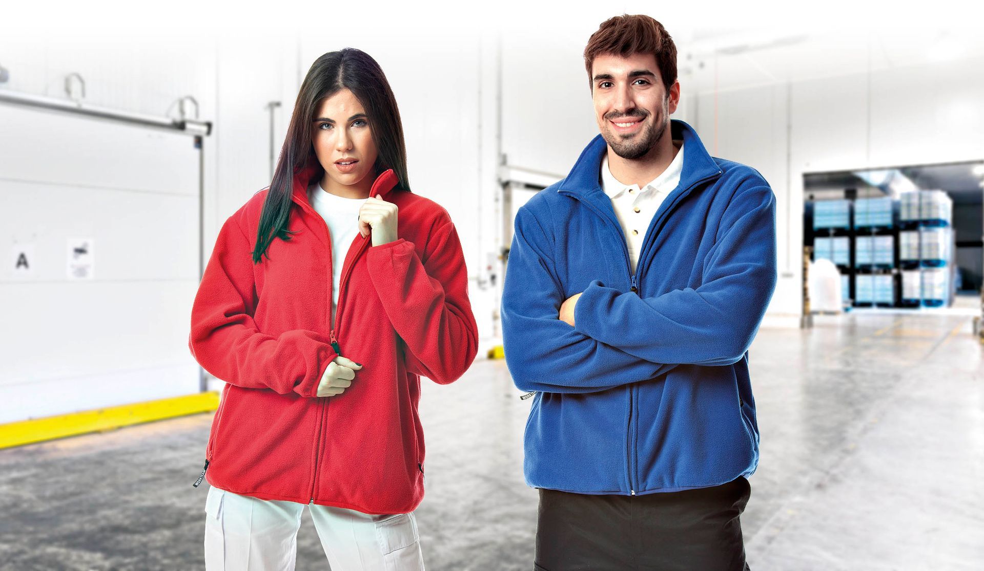 Un hombre y una mujer están parados uno al lado del otro en un almacén.