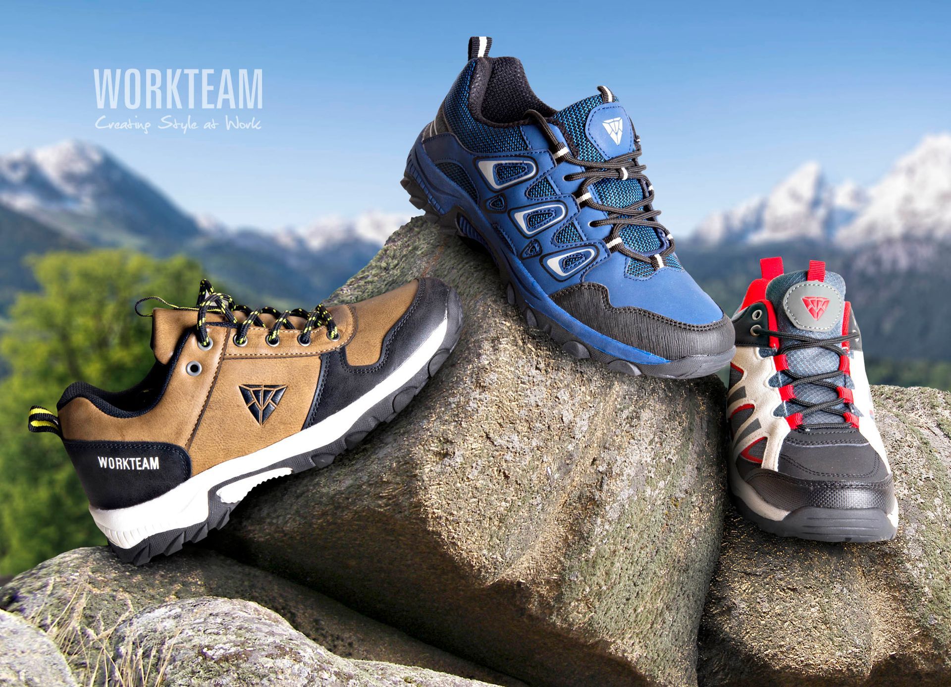 Tres pares de zapatos de trabajo están sobre una roca.