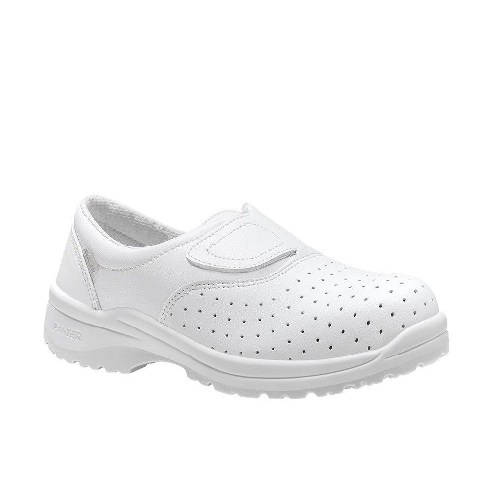 Un par de zapatos de seguridad blancos con agujeros sobre un fondo blanco.