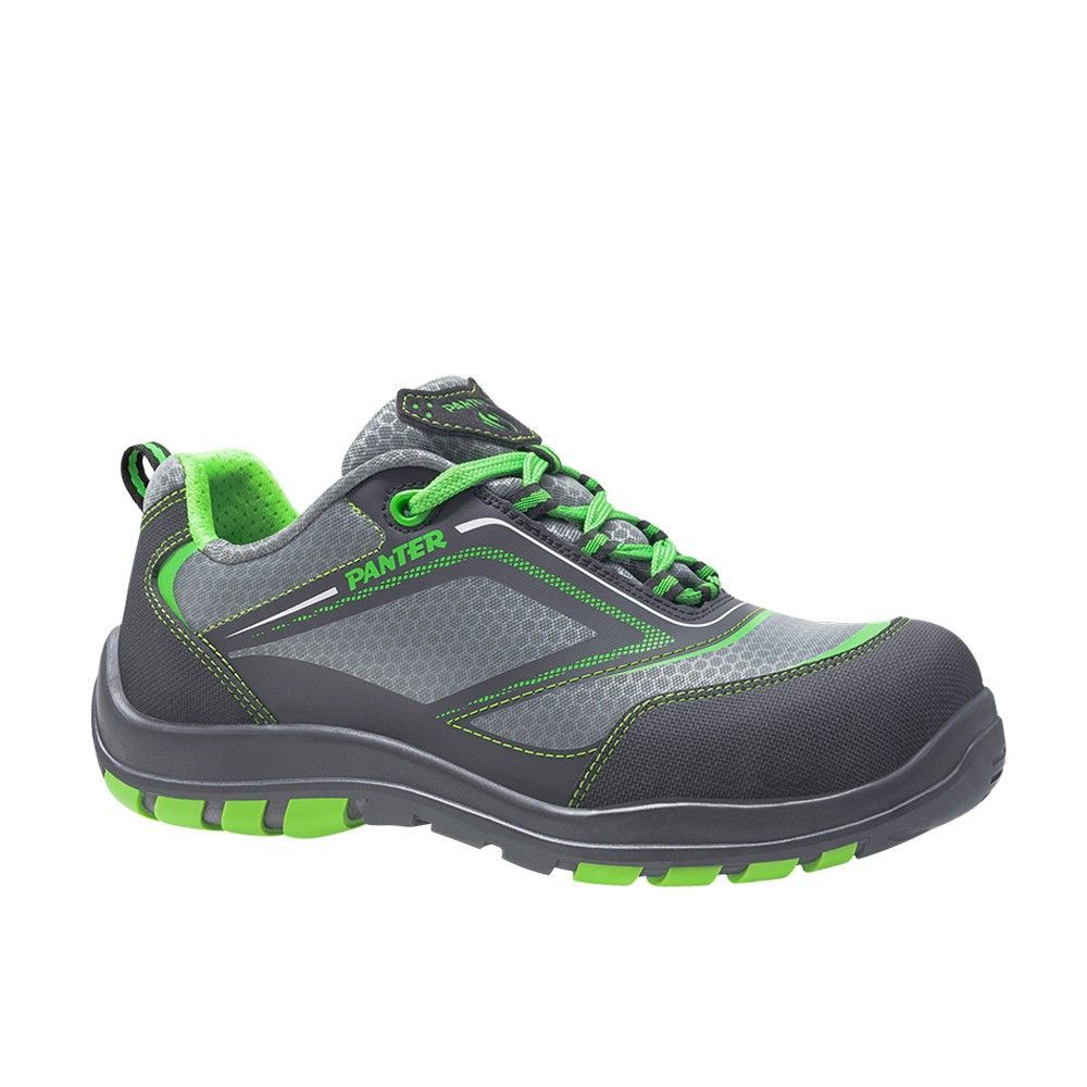 Un par de zapatos de seguridad grises y verdes sobre un fondo blanco.